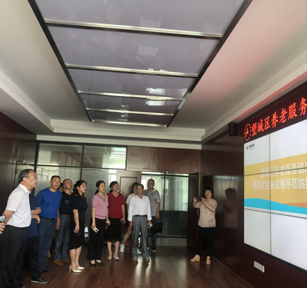 長沙、湘潭市人大調(diào)研發(fā)展養(yǎng)老公司雷鋒路社區(qū)居家養(yǎng)老服務中心